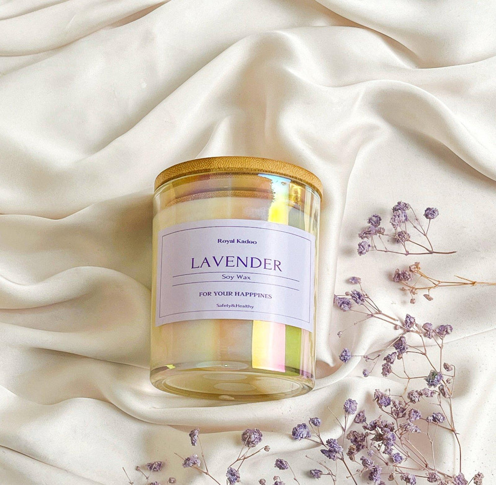 Lavender candle with a label on a soft fabric background
شمعة لافندر معطرة من شمع الصويا داخل عبوة زجاجية أنيقة بغطاء خشبي، موضوعة على قماش أبيض بجوار زهور بنفسجية مجففة.