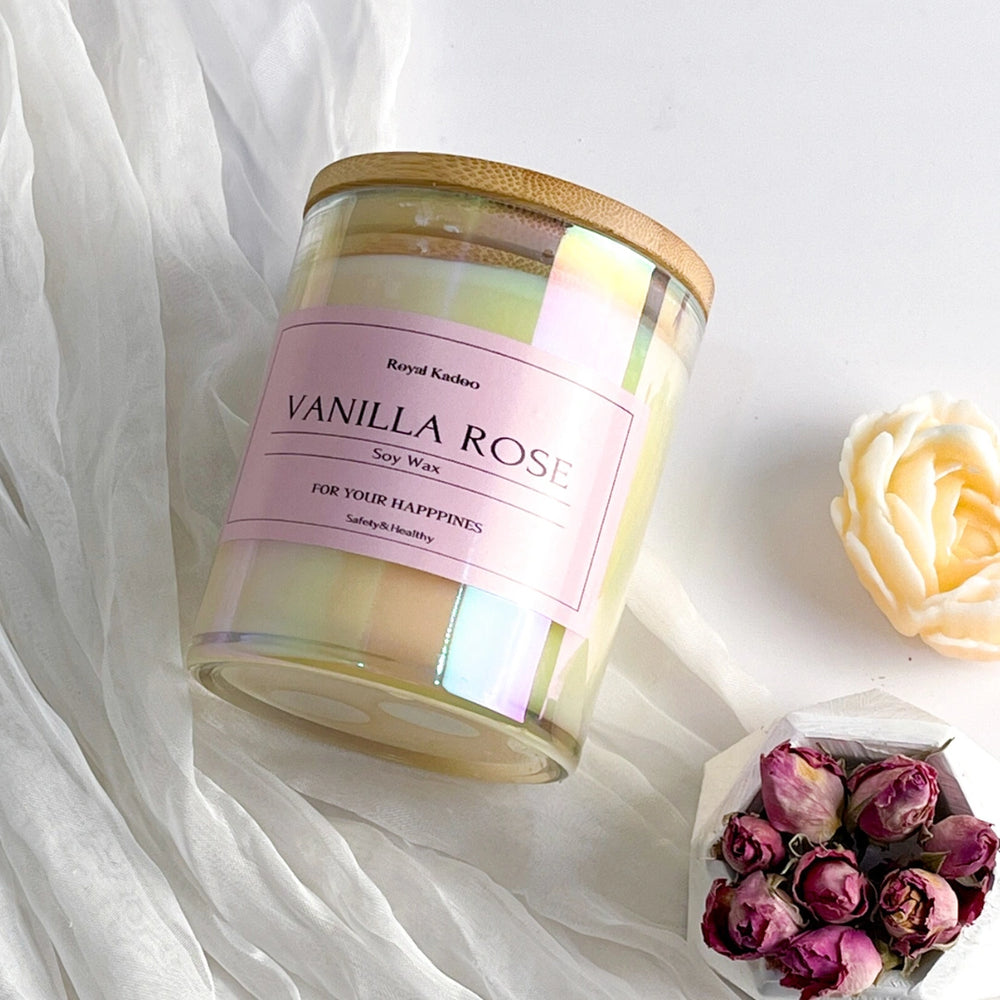 Vanilla Rose candle with a pink label on a white fabric background with flowers.
شمعة صويا معطرة داخل عبوة زجاجية أنيقة بغطاء خشبي وملصق Vanilla Rose، مناسبة لتعطير المنزل وديكور غرف النوم والمعيشة.